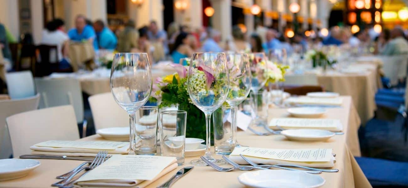 Catering-Tisch serviert