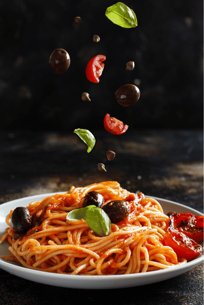 Ein Teller Spaghetti Mit Tomaten Und Oliven