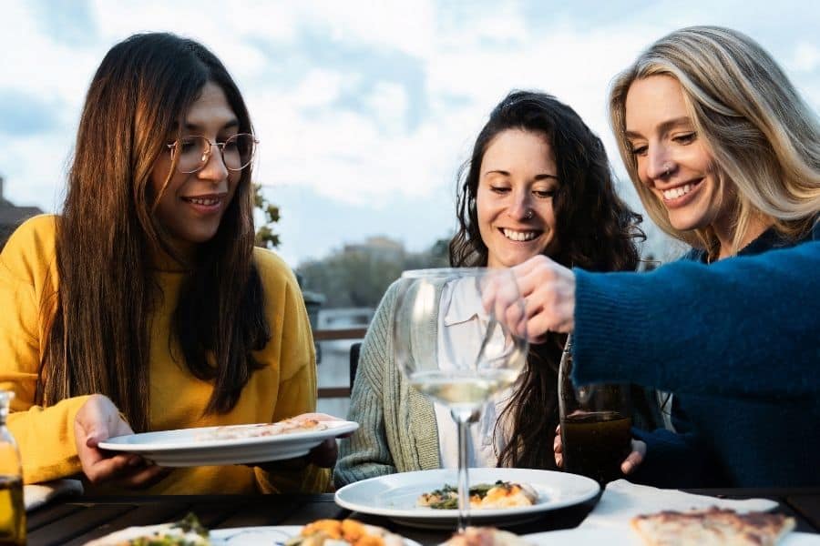 Eine Gruppe Von Frauen, Die An Einem Tisch Sitzen